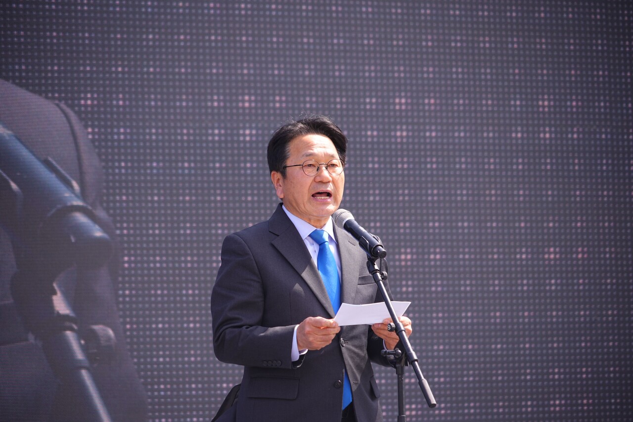 강기정 광주광역시장이 4일 헌법재판소의 윤석열 대통령 파면 결정 직후 5·18민주광장에서 성명을 발표했다.(사진=광주시)