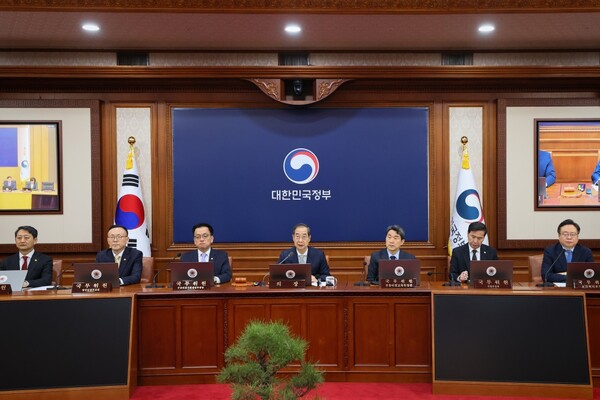 한덕수 대통령 권한대행 국무총리가 4월 1일 정부서울청사에서 국무회의를 주재하면서 모두발언을 하고 있다. [사진=국무조정실]