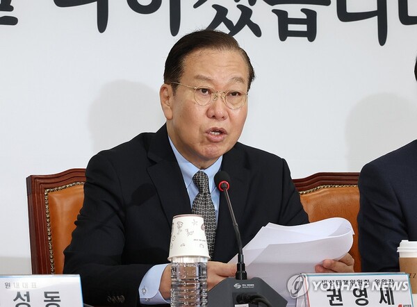 국민의힘 권영세 비상대책위원장이 4월 7일 국회에서 열린 비상대책위원회의에서 발언하고 있다