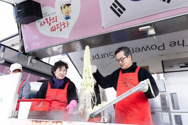 김동연 경기도지사가 3월 29일 경북 안동의 산불 피해 현장을 찾아가 배식봉사를 하고 있다. [사진=김동연 페이스북]