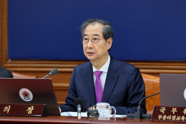한덕수 대통령 권한대행 국무총리가 4월 8일 정부서울청사에서 열린 국무회의를 주재하면서 모두발언을 하고 있다. [사진=국무조정실]