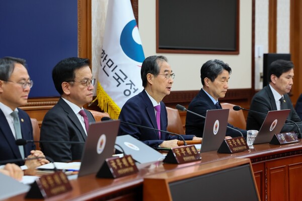 한덕수 대통령 권한대행 국무총리가 4월 8일 정부서울청사에서 열린 국무회의를 주재하면서 모두발언을 하고 있다. [사진=국무조정실]