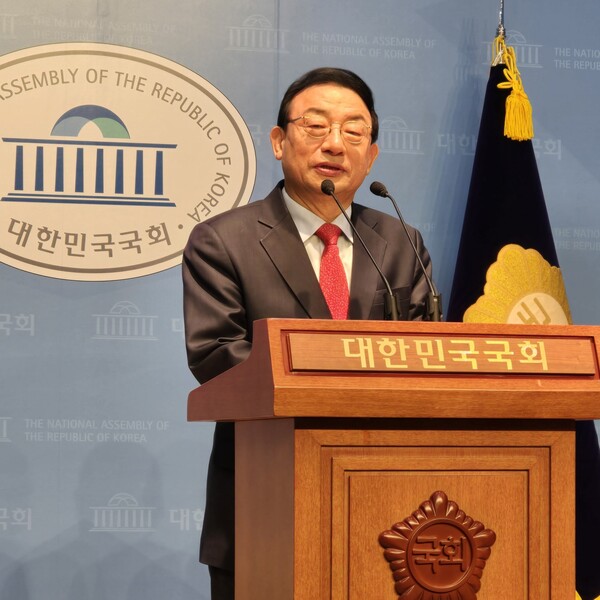 이정현 전 새누리당 대표가 4월 8일 국회소통관에서 기자회견을 갖고 대선 출마를 선언하고 있다. [사진=장원식 기자]