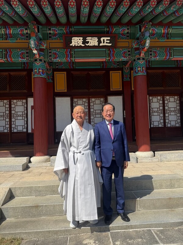 홍준죠 대구시장이 양산 통도사에서 성파 종정 예하 스님과 기념촬영을 하고 있다. [사진=홍준표 페이스북]