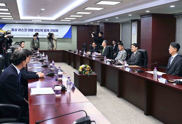 안덕근 산업통상자원부 장관이 4월 10일 서울 종로구 한국무역보험공사 대회의실에서 '통상 리스크 대응을 위한 반도체 업계 간담회'를  주재하면서 인사말을 하고 있다. [사진=산업부]