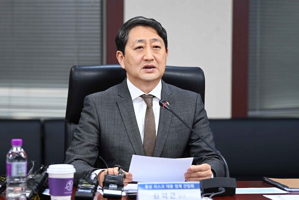 안덕근 산업통상자원부 장관이 4월 10일 서울 종로구 한국무역보험공사 대회의실에서 한국반도체산업협회, 삼성전자, 동진쎄미켐, 하나마이크론 등 종합 반도체 기업, 팹리스 기업, 소재·부품·장비 기업 대표 등 관계자가 참석한 가운데 열린 '통상 리스크 대응을 위한 반도체 업계 간담회를 주재하고 있다. [사진=산업부]