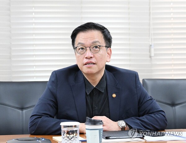 최상목 부총리 겸 기획재정부 장관이 4월 10일 서울 종로구 정부서울청사에서 열린 재정경제금융관 회의를 화상으로 주재하고 있다.  [사진=기재부]