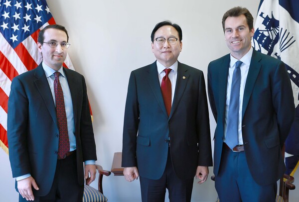 정인교 산업통상자원부 통상교섭본부장이 4월 9일(현지시간) 미국 워싱턴 D.C. 상무부 회의실에서 제프리 케슬러(Jeffrey I. Kessler) 상무부 산업안보국(BIS) 차관, 월리엄 킴밋(William Kimmitt) 상무부 선임고문(국제무역 차관 내정자)과 면담에 앞서 기념사진을 찍고 있다. [사진=산업부]