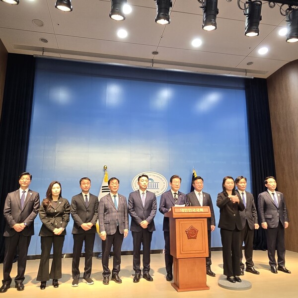 이재명  더불어민주당 대선 예비후보가 선거를 도와줄 캠프 관계자들이 지겨보는 가운데 발언을 하고 있다. [사진=장원식 기자]