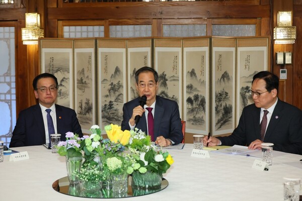 한덕수 대통령 권한대행 국무총리가 4월 14일 총리서울공관에서 경제안보전략TF 회의를 주재하고 있다. [사진=국무조정실]