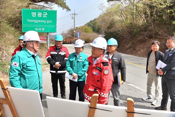 4월 17일 장세일 영광군수(좌)가 박정현 산림공원과장(우)으로 부터 소나무재선충병 방제사업이 진행되고 있는 대마지구 성산리 현장에서 방제사업 현황을 듣고 있다. (사진=차윤기 기자)