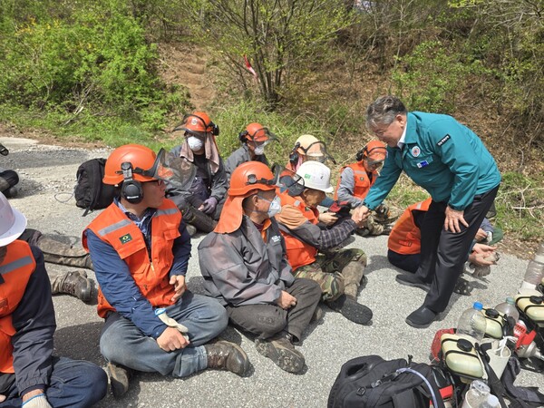 4월 17일 대마지구 소나무재선충병 방제사업이 진행되는 성산리 현장에서 장세일 영광군수가 시공 방제 팀원들과 일일이 악수하며 격려하고 꼼꼼히 방제작업을 해 줄 것을  당부하고 있다. (사진=차윤기 기자)