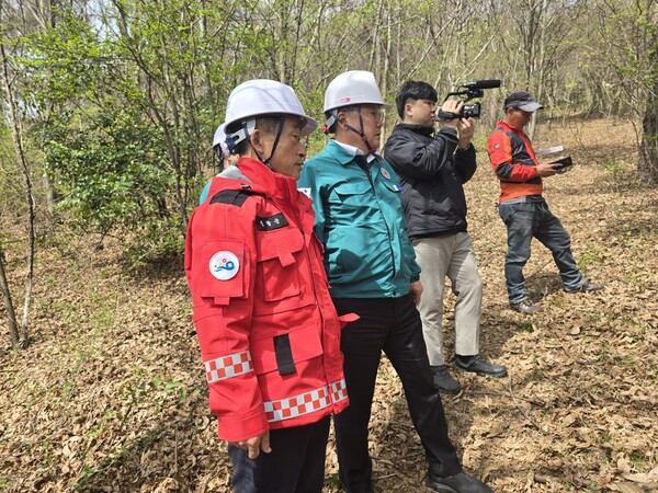 4월 17일 장세일 영광군수(중앙), 박정현 산림공원과장(좌), 소나무재선충병 방제작업을 하는 장면을 지켜보고있는 모습. (사진= 차윤기 기자)