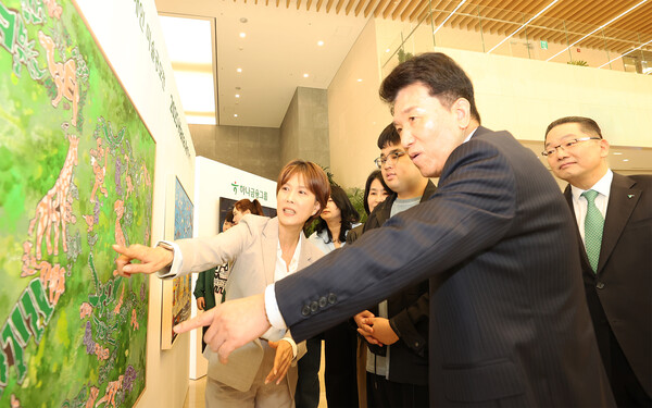 함영주 하나금융그룹 회장(사진 오른쪽에서 두 번째)이 4월 17일 성인부문 대상 수상작인 조태성 작가의 'ZOO' 작품 앞에서 설명을 듣고 있다. [사진=하나금융그룹]
