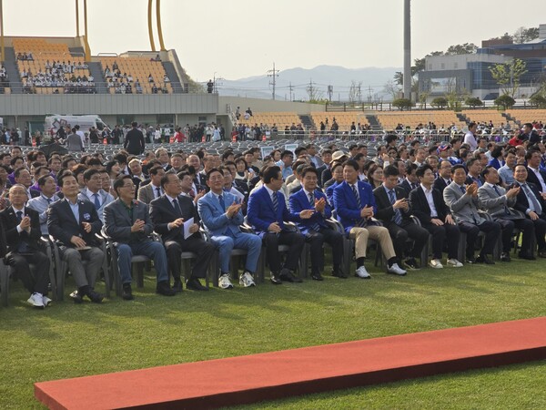 4월 18일 제64회 전라남도 체육대회 개회식이 진행 되고 있는 장성 옐로우시티 스타디움 에 내,외빈들의 모습. (사진=차윤기 기자)