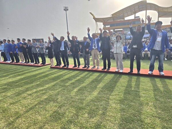 4월 18일 제64회 전라남도 체육대회 개회식에서 21번째로 입장하는 영광군 선수단을 환영하는 영광군 내빈들의 모습. (사진=차윤기 기자)