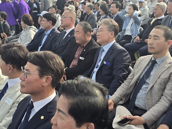 4월 18일 전남 체전 개회식에서 내빈석에 앉아있는 김강헌 영광군의회 의장(좌), 장세일 영광군수(우)의 모습. (사진=차윤기 기자)