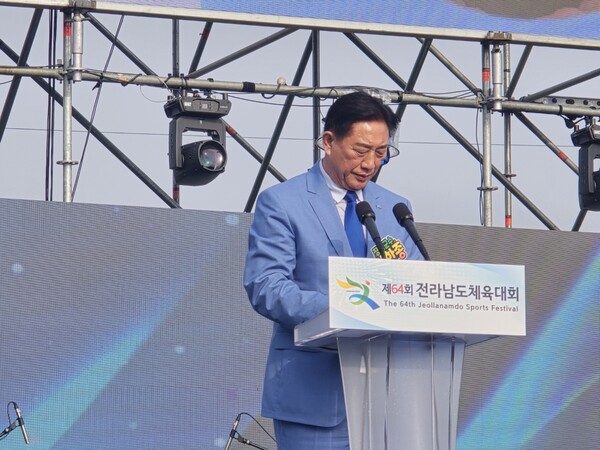 4월 18일 제64회 전라남도 체육대회 개회식에서 환영사를 하는 김한종 장성군수 모습. (사진=차윤기 기자)
