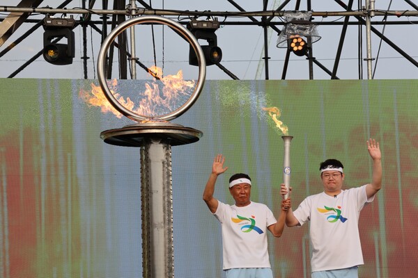 4월 18일 제64회 전남체육대회 개회식에서 성화를 점화하는 모습. (사진=차윤기 기자)