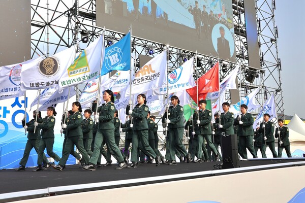 4월 18일 제64회 전라남도 체육대회 개회식에서 22개 시,군 기 입장하는 모습. (사진=차윤기 기자)