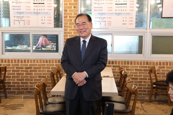 4월 18일 영광산림조합 임업인들과 간담회서 이개호 국회의원이 인사말을 하고 있다. (사진=차윤기 기자)