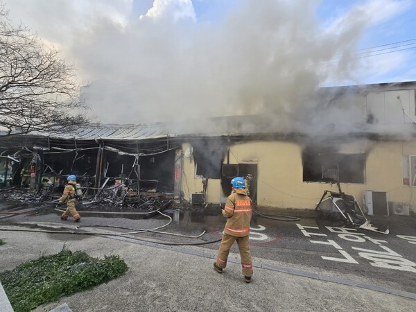 4월 21일 영광읍 **식당 화재로 소방대원들의 화재 진압 현장 모습. (사진=차윤기 기자)