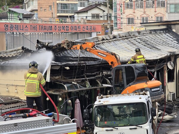 4월 21일 영광읍 화재현장 잔불 정리하는 소방대원의 모습. (사진=차윤기 기자)