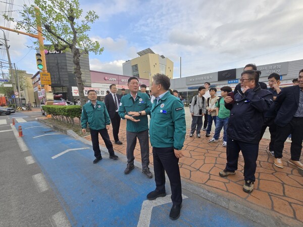 4월 21일 화재현장에 도착한 장세일 영광군수 신속한 대처로 현장을 지휘하고 있는 모습. (사진=차윤기 기자)