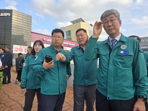 4월 21일 화재현장에 도착한 송광민 부군수의 현명한 판단으로 소형 장비 투입을 지시하고 있는 모습. (사진=차윤기 기자)