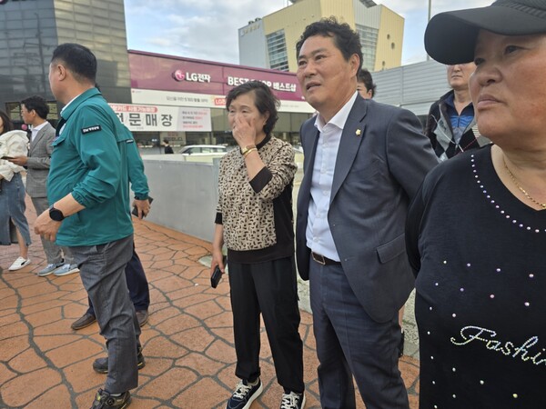 4월 21일 화재현장에 조일영 영광군의회 부의장  화재 진압 과정을 안타깝게 지켜 보고있는 모습. (사진= 차윤기 기자)