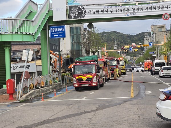 4월 21일 화재현장에 즐비 하게 서있는 소방차들이 긴박한 현장의 모습을 나타내고 있는 모습. (사진=차윤기 기자)