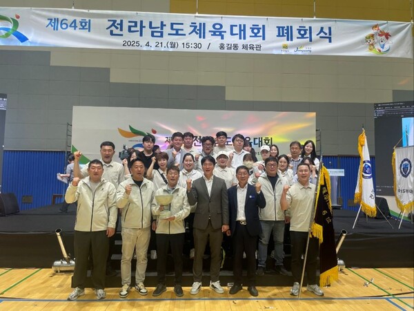 4월 21일 제64회 전라남도 체육대회 폐회식 후 정병환 영광군 체육회장(중앙), 송승민 스포츠산업단장(우)이 영광군 선수단과 함께 기념사진을 찍고 있는 모습. (사진=차윤기 기자)