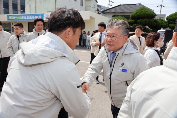 4월 18일 장세일 영광군수가 제64회 전라남도 체육대회에 참가한 영광군 선수단을 격려하고 있는 모습. (사진=차윤기 기자)