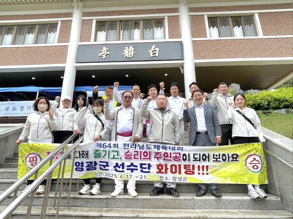 4월 19일 송승민 스포츠산업단장은 선수들을 직접 찾아가 화이팅하며 격려하고 있는 모습. (사진=차윤기 기자)