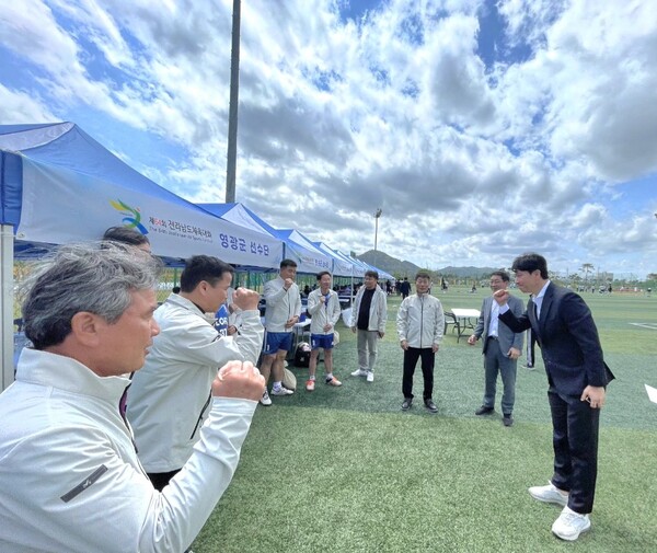 4월 19일 정병환 영광군체육회장이 선수들을 찾아가 화이팅 하며 격려 하고 있는 모습. (사진=차윤기 기자)