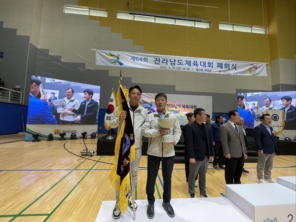 4월 21일 폐회식을 마치고 기념 사진을 찍고있는 모습. (사진=차윤기 기자)