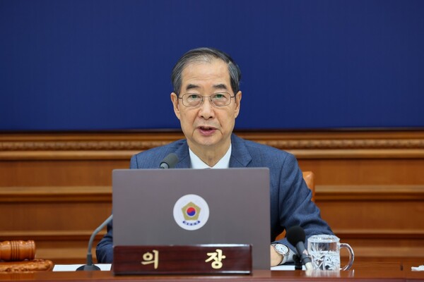 한덕수 대통령 권한대행 국무총리가 4월 22일 정부서울청사에서 열린 국무회의를 주재, 모두발언을 하고 있다. [사진=국무조정실]