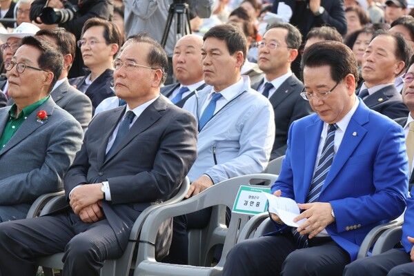 4월 18일 제64회 전라남도 체육대회 개회식에서 내빈석에 앉아있는 정철원 담양군수 모습. (사진=차윤기 기자)