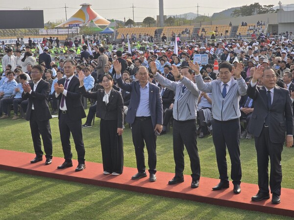 4월 18일 제64회 전라남도 체육대회 담양군 선수단 입장시 환호와 격려를 하고 있는 담양군 내빈들의 모습. (사진=차윤기 기자)