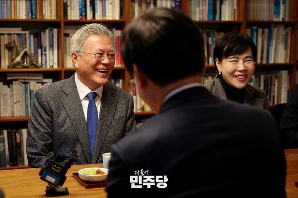 문재인 전 대통령이 1월 30일 경남 양산 평산마을 사저에서 이재명 더불어민주당 대표 등 당 지도부와 대화를 나누고 있디. [사진=민주당]