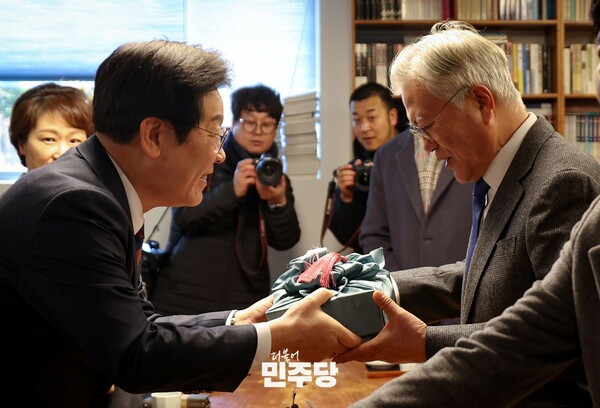 이재명 더불어민주당 대표가 1월 30일 경남 양산 평산마을 문재인 전 대통령 사저를 방문, 문 전 대통령과 인사하고 있다. [사진=민주당]