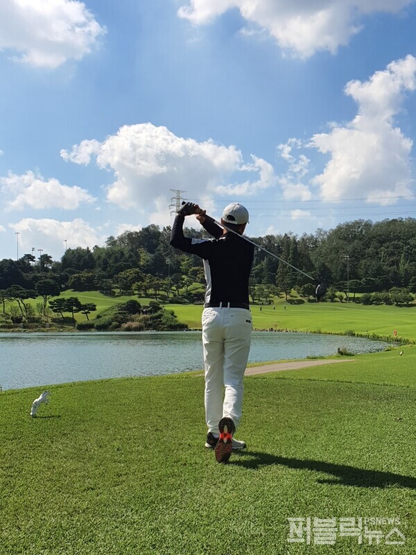 아마추어 골퍼가 드라이버 티샷을 하고 있다. [사진=퍼블릭뉴스]