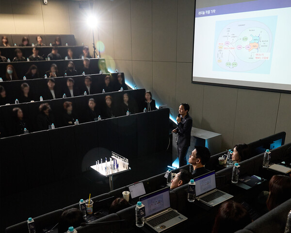 아이오페가 캠페인의 일환으로 진행한 전문가 학술 서밋 전경 피부과 전문의·약사·연구원 등 전문가 50인 참석했다. [사진=아모레퍼시픽]