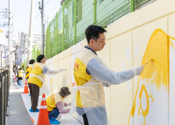 HDC현대산업개발은 도시정비부문 직원과 지역주민 등 20여 명이 참석한 가운데 서울송파초등학교의 외벽 담장 벽화를 새롭게 그리는 봉사활동을 진행했다. [사진=HDC현대산업개발]