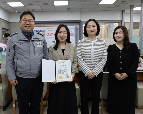 Sh수협은행은 수협 회원조합 영업점(한림수협·고흥군수협)과의 발빠르고 완벽한 공조를 통해 보이스피싱 용의자 검거에 기여하고 고객의 소중한 자산을 지켜냈다고 30일 밝혔다. 보이스피싱 피해를 예방한 Sh수협은행 주안지점 관계자들이 인천 미추홀경찰서로부터 감사장을 받고 기념촬영을 하는 모습. [사진=Sh수협은행]