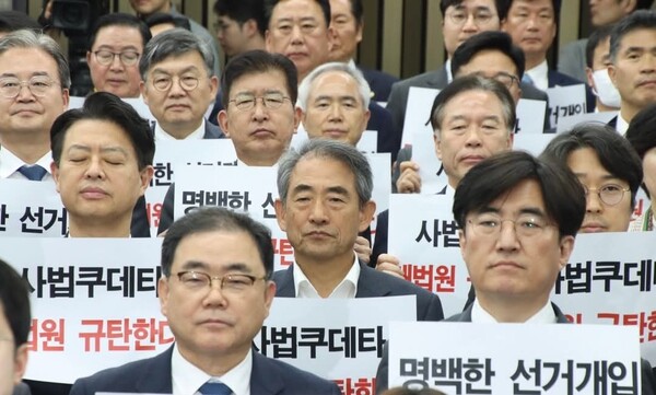 5월 1일 국회에서 열린 민주당 긴급의원 총회가 열리고 있다. [사진=윤준병 의원 페이스북]