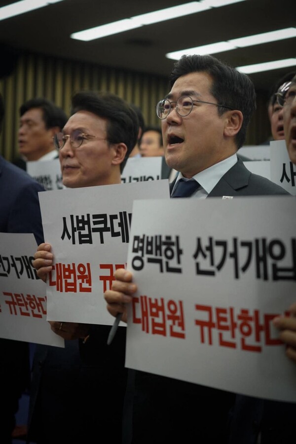 민주당 김민석(왼쪽) 최고위원과 박찬대 상임총괄선대위원장이 5월 1일 긴급의원총회에서 구호를 외치고 있다. [사진=박찬대 페이스북]