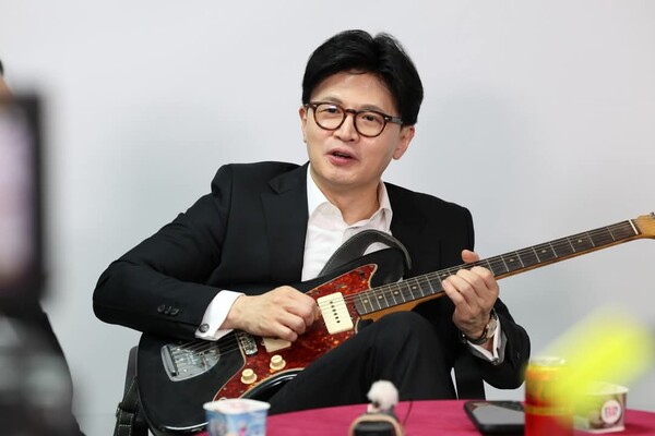 한동훈 국민의 대선 경선후보가 4월 28일 '한동훈 라이브'에 출연하고 있다. [사진=한동훈 페이스북]