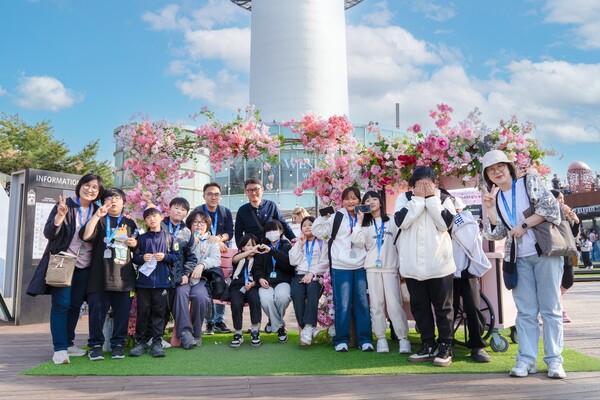 교보생명 임직원으로 구성된 '교보다솜이 사회봉사단'이 4월 11일 종로구 성터지역아동센터의 어린이들과 함께 N서울타워 체험활동 후 기념사진을 찍고 있다. [사진=교보생명]