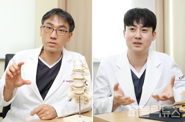 ▲힘찬병원 척추클리닉 이동찬 진료원장(사진 왼쪽〮신경외과 전문의)과 김주현 진료원장(신경외과 전문의)이 척추내시경 수술법에 대해 설명하고 있다. [사진=힘찬병원]
